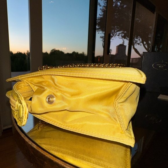 - PRADA Nylon Purse *RARE FIND* - Picture 4 of 7